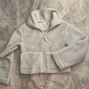 H and M cream Sherpa cropped zip up women’s size small